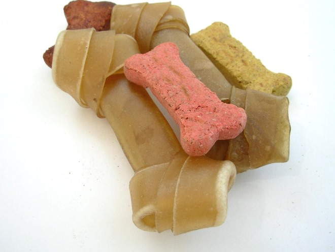 Leckerlis für Hunde als Knochen <span> Wenn Sie Ihr Haustier verwöhnen möchten, geben Sie etwas Fleisch für die Leckerei, entscheiden Sie sich für verschiedene Dummies aus Rohleder. Sie können kleinen Hunden angeboten werden. Modelle aus gepresstem Leder sind groß, dicht, hart. Sie sind für große Hunderassen geeignet.» width=»660″ height=»496″/></p><p>Здоровье маленького щенка и его правильное развитие зависят от сбалансированного питания. В каком возрасте щенку нужно мясо? В первые два месяца жизни щенка можно забить в сырую точку Во время смены молочных зубов десны чешутся, появляется сильная потребность укусить Хозяин может помочь собаке справиться с этим раздражением Отпустите животное на улицу Бит мосол</p><h2>Чем можно побаловать</h2><p>Бычий мосол, большая часть бедра с остатками мяса, а также ребра в стадии хряща — почти единственный вид костей, который получает животное после демонстрации всего мяса и хрящей, даже такие безобидные бычьи кости все равно следует забирать</p><p>Барнина считается экологически чистой, питательной Она почти не вызывает аллергических реакций, так как является редким источником белка в рационе питомца, в отличие от говядины или курицы Иногда кунаве можно давать кость костей, но для этого подходят только мягкие разваренные хрящи или слишком крупные куски, которые быстро не получаются Не спешите сыпать мелкими кусочками Необычным лакомством являются хрящевые телячьи ребра Можно варить кашу с разными частями костей После полной готовности их обязательно удаляют</p><p>Несмотря на относительную безопасность поедания некоторых видов костей, их следует предлагать питомцу только в качестве игрушки или временного развлечения</p><h2>Альтернатива костям — собачьи лакомства</h2><p>Для зубов, для десен или просто для развлечения четвероногого друга, все равно полезно чем-то заняться Это могут быть различные виды сухого корма, а также всевозможные жевательные палочки-имитаторы Они поддерживают здоровое состояние ротовой полости Petate, могут удалять зубной налет и стимулировать появление новых зубов у щенков А еще это отличная игрушка, которая увлечет собаку надолго</p><p>Wenn Sie Ihr Haustier verwöhnen möchten, geben Sie etwas Fleisch für Leckereien, entscheiden Sie sich für verschiedene Schnuller aus Rohleder. Sie können kleinen Hunden angeboten werden. Modelle aus gepresstem Leder sind groß, dicht, hart. Sie sind für große Hunderassen geeignet.</p><p>Ich würde gerne glauben, dass nach dem Lesen dieses Artikels letzte Zweifel bestehen, warum Hunde keine Knochensorten zum Menü hinzufügen können, insbesondere um sie ständig zu geben.</p><p>Hundezüchter werden bestätigen, dass ihre treuen Schutzzauber echte Familienmitglieder werden. Вы должны обращаться с ними соответствующим образом, подбирать оптимальный рацион в зависимости от породы.</p><div class='rp4wp-related-posts'><h3>Похожие статьи</h3><ul><li><div class='rp4wp-related-post-content'><a href='https://www.dogidogi.ru/chto-edjat-taksy-chem-kormit-malenkuju-taksu-v-1-2/'>Что едят таксы? Чем кормить маленькую таксу в 1, 2 и 3 месяца. Что ест взрослая собака? Сколько раз в день давать корм щенку? Что давать нельзя?</a><p>Что едят таксы Давать взрослым собакам после прогулки, чтобы спровоцировать обратное развитие кишечника. Приготовьте мясо,…</p></div></li><li><div class='rp4wp-related-post-content'><a href='https://www.dogidogi.ru/chto-mozhno-dat-sobake-pri-zapore-5-slabitelnyh/'>Что можно дать собаке при запоре: 5 слабительных средств</a><p>Что дать собаке от запора: какое слабительное дать собаке Что делать, если у вашей собаки…</p></div></li><li><div class='rp4wp-related-post-content'><a href='https://www.dogidogi.ru/9-prichin-pochemu-na-sobake-lysye-pjatna-lechenie/'>9 причин, почему на собаке лысые пятна – лечение</a><p>Лысые пятна на собаке (на хвосте, лапах, спине) Прежде чем отправить четвероногого пациента на осмотр,…</p></div></li><li><div class='rp4wp-related-post-content'><a href='https://www.dogidogi.ru/bystryj-otvet-kak-vygljadit-jentropion-u-sobak/'>Быстрый ответ: Как выглядит энтропион у собак? Путеводитель Mi Dog</a><p>Быстрый ответ: Как выглядит энтропион у собак Многочисленная жесткая шерсть глаз мопсов провоцирует развитие коричневых…</p></div></li></ul></div> <div class=