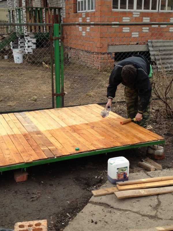 Пол в вольере для собаки среднего размера