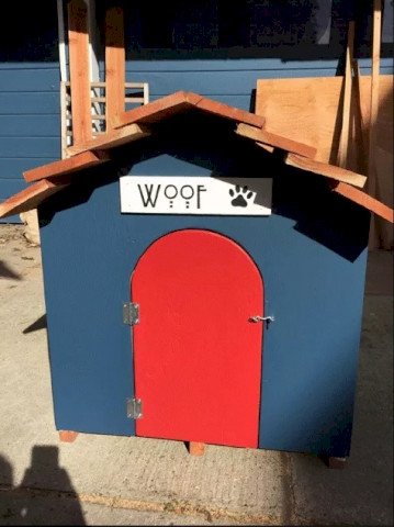 Домик для собаки с красной дверью