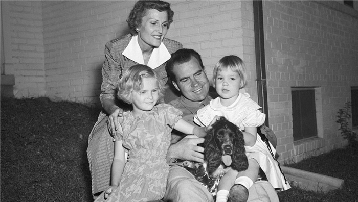 Ричард Никсон с семьей и кокер-спаниелем.